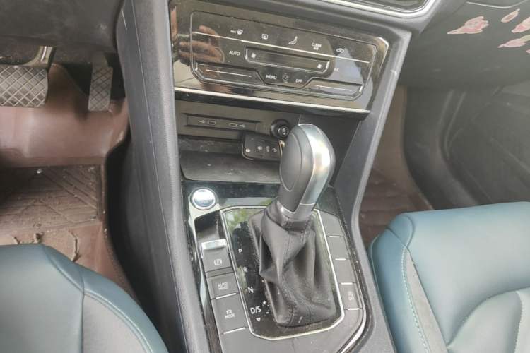 Used Volkswagen Tharu 2023 300TSI Two-Wheel-Drive Full Moon Edition Gear Lever