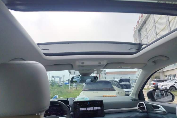 Used Volkswagen Tharu 2023 300TSI Two-Wheel-Drive Full Moon Edition Headliner