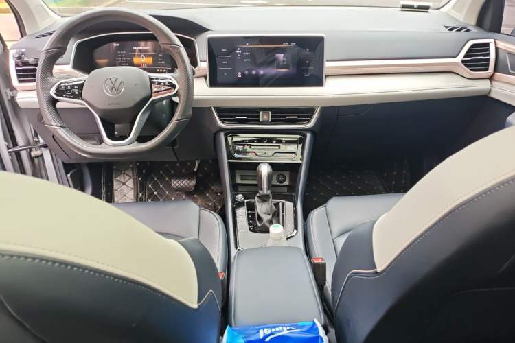 Used Volkswagen Tharu 2023 300TSI Two-Wheel-Drive Moonlight Edition Audio And AC Panel
