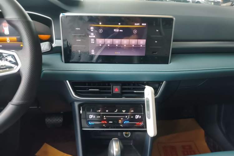 Used Volkswagen Tharu 2023 300TSI Two-Wheel-Drive Moonlight Edition Audio And AC Panel