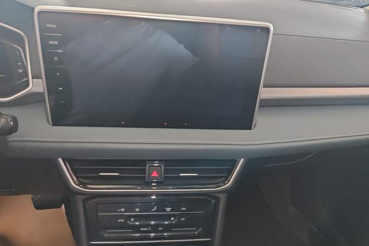 Used Volkswagen Tharu 2023 300TSI Two-Wheel-Drive Full Moon Edition Audio And AC Panel