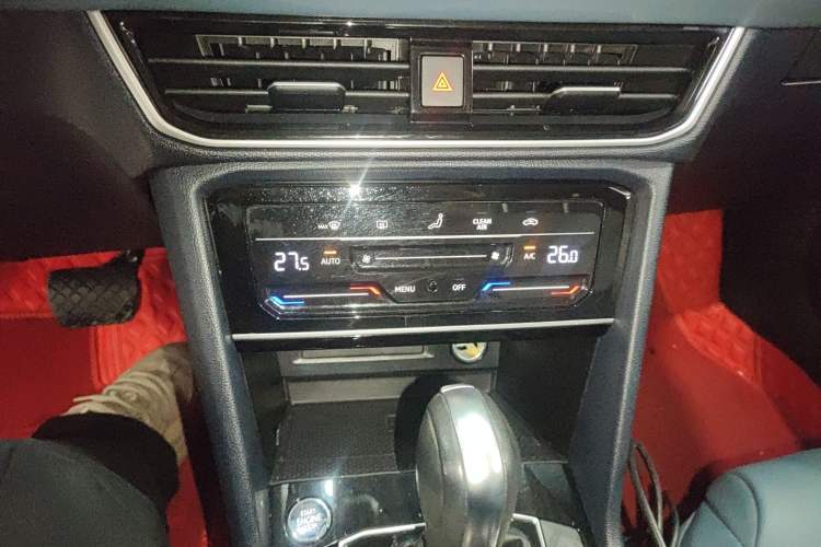 Used Volkswagen Tharu 2023 300TSI Two-Wheel-Drive Moonlight Edition Audio And AC Panel