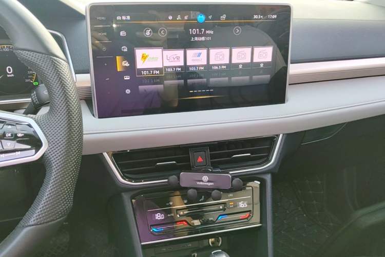 Used Volkswagen Tharu 2023 300TSI Two-Wheel-Drive Full Moon Edition Audio And AC Panel