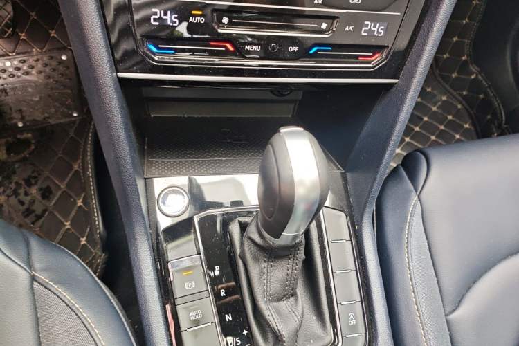 Used Volkswagen Tharu 2023 300TSI Two-Wheel-Drive Moonlight Edition Gear Lever