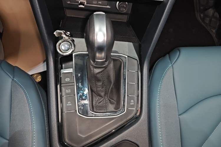Used Volkswagen Tharu 2023 300TSI Two-Wheel-Drive Full Moon Edition Gear Lever