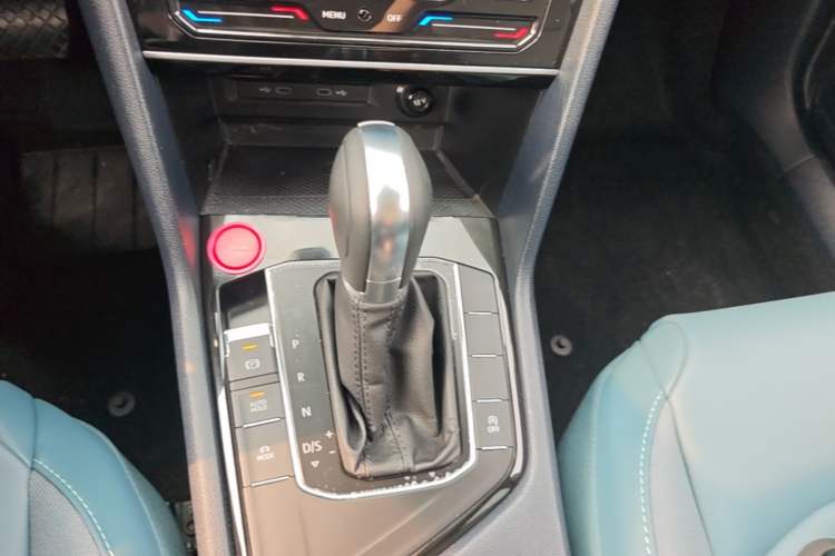 Used Volkswagen Tharu 2023 300TSI Two-Wheel-Drive Full Moon Edition Gear Lever