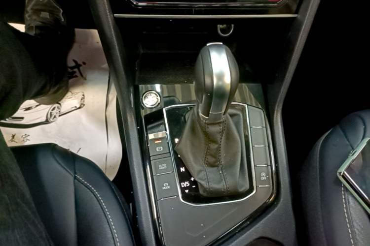 Used Volkswagen Tharu 2023 300TSI Two-Wheel-Drive Full Moon Edition Gear Lever