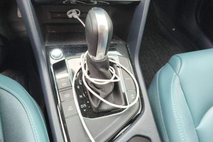 Used Volkswagen Tharu 2023 300TSI Two-Wheel-Drive Full Moon Edition Gear Lever