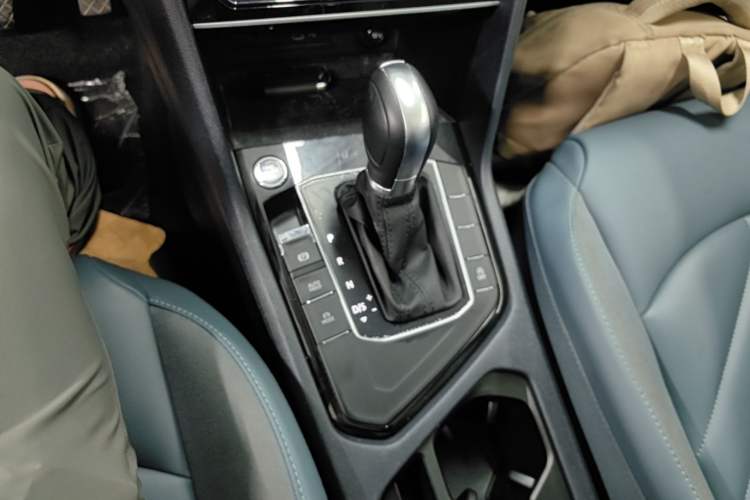 Used Volkswagen Tharu 2023 300TSI Two-Wheel-Drive Full Moon Edition Gear Lever