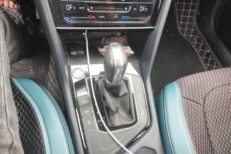 Used Volkswagen Tharu 2023 300TSI Two-Wheel-Drive Full Moon Edition Gear Lever