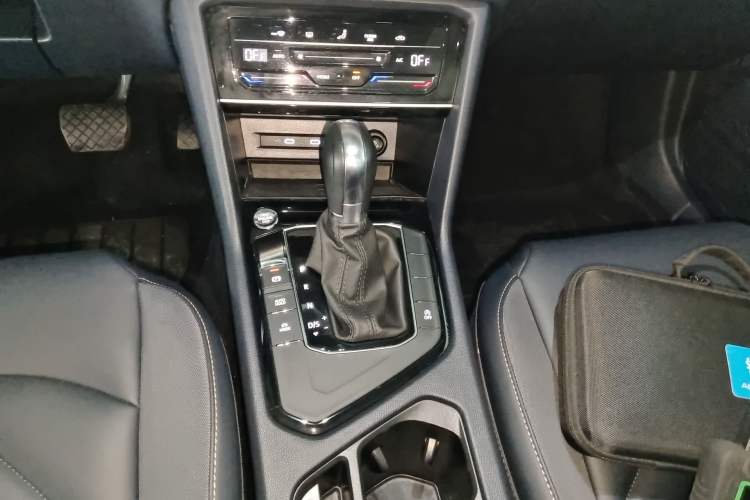 Used Volkswagen Tharu 2023 300TSI Two-Wheel-Drive Full Moon Edition Gear Lever