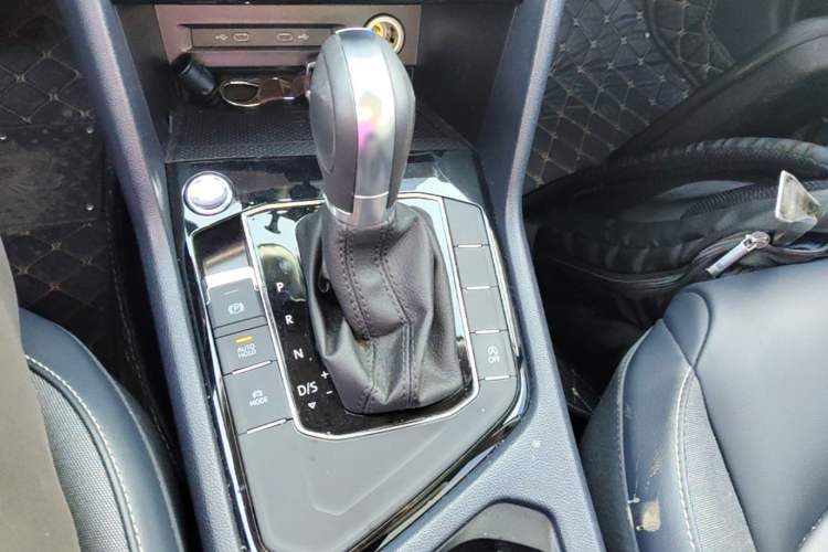 Used Volkswagen Tharu 2023 300TSI Two-Wheel-Drive Full Moon Edition Gear Lever