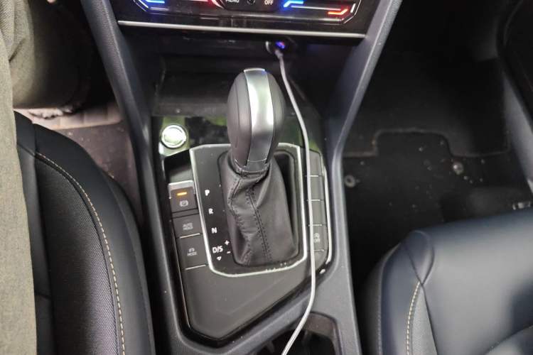 Used Volkswagen Tharu 2023 300TSI Two-Wheel-Drive Full Moon Edition Gear Lever