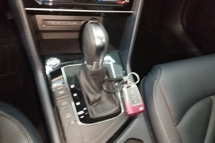 Used Volkswagen Tharu 2023 300TSI Two-Wheel-Drive Full Moon Edition Gear Lever