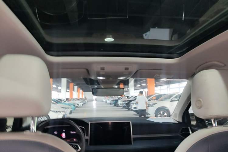 Used Volkswagen Tharu 2023 300TSI Two-Wheel-Drive Full Moon Edition Headliner
