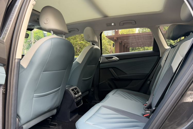 Used Volkswagen Tharu 2023 300TSI Two-Wheel-Drive Full Moon Edition Headliner