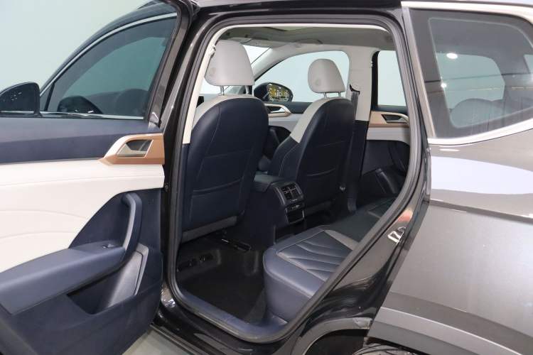 Used Volkswagen Tharu 2023 300TSI Two-Wheel-Drive Full Moon Edition Interior 2