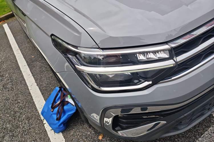 Used Volkswagen Tharu 2023 300TSI Two-Wheel-Drive Moonlight Edition Right Front Headlight