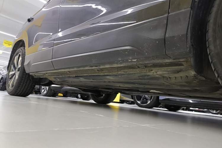Used Volkswagen Tharu 2023 300TSI Two-Wheel-Drive Moonlight Edition Right Side Sill