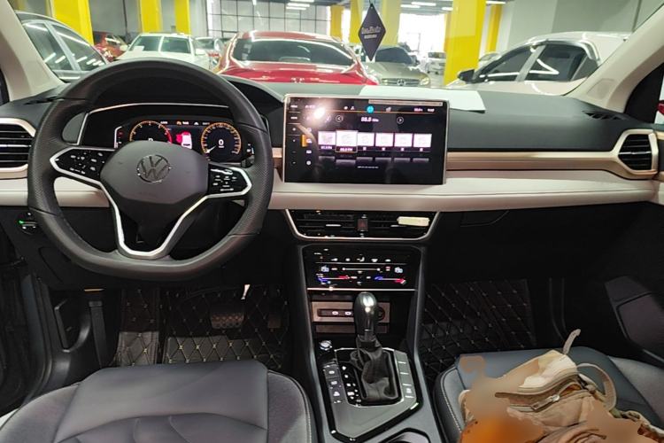 Used Volkswagen Tharu 2023 300TSI Two-Wheel-Drive Full Moon Edition Center Console