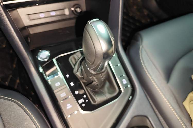 Used Volkswagen Tharu 2023 300TSI Two-Wheel-Drive Full Moon Edition Gear Lever