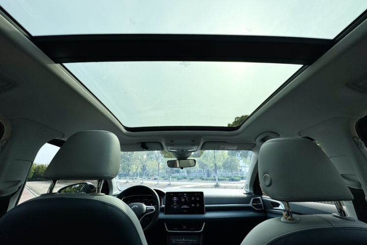 Used Volkswagen Tharu 2023 300TSI Two-Wheel-Drive Full Moon Edition Headliner