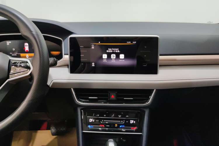 Used Volkswagen Tharu 2023 300TSI Two-Wheel-Drive Moonlight Edition Audio And AC Panel