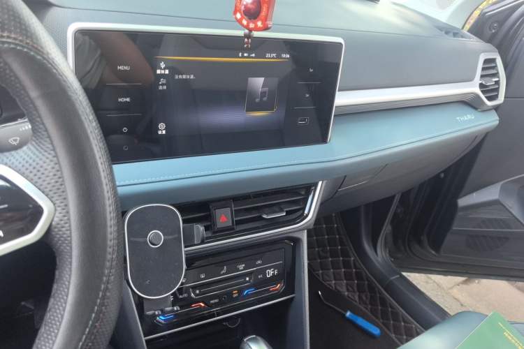 Used Volkswagen Tharu 2023 300TSI Two-Wheel-Drive Moonlight Edition Audio And AC Panel
