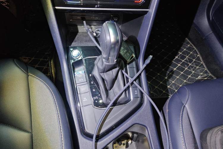 Used Volkswagen Tharu 2023 300TSI Two-Wheel-Drive Full Moon Edition Gear Lever