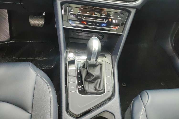 Used Volkswagen Tharu 2023 300TSI Two-Wheel-Drive Full Moon Edition Gear Lever
