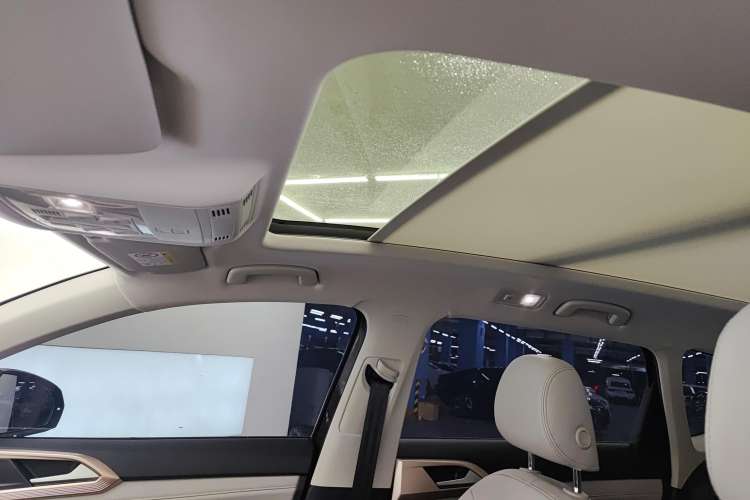 Used Volkswagen Tharu 2023 300TSI Two-Wheel-Drive Full Moon Edition Headliner