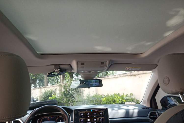 Used Volkswagen Tharu 2023 300TSI Two-Wheel-Drive Full Moon Edition Headliner