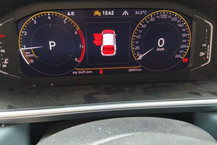 Used Volkswagen Tharu 2023 300TSI Two-Wheel-Drive Full Moon Edition Odometer Close Up