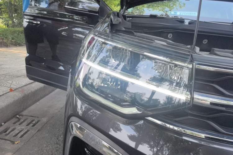 Used Volkswagen Tharu 2023 300TSI Two-Wheel-Drive Moonlight Edition Right Front Headlight
