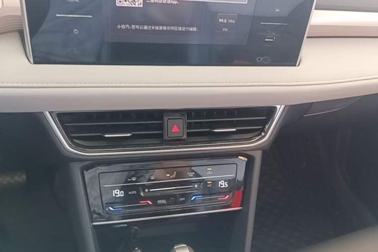 Used Volkswagen Tharu 2023 300TSI Two-Wheel-Drive Moonlight Edition Audio And AC Panel