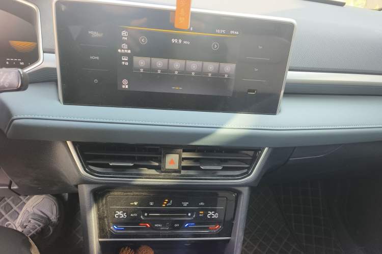 Used Volkswagen Tharu 2023 300TSI Two-Wheel-Drive Moonlight Edition Audio And AC Panel