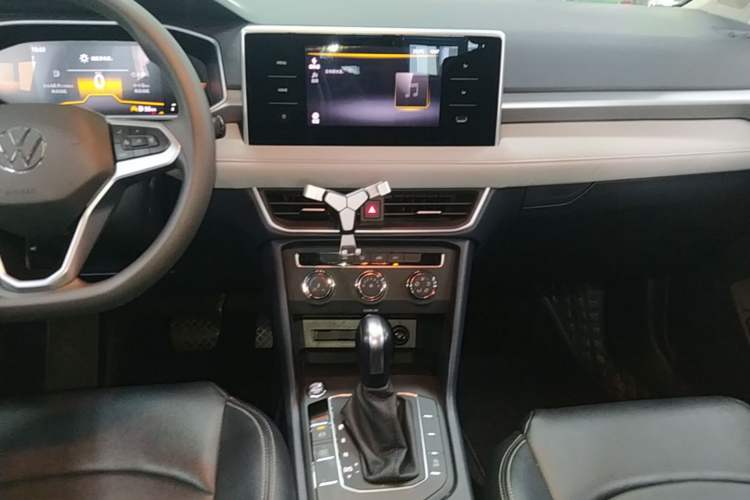 Used Volkswagen Tharu 2023 300TSI Two-Wheel-Drive Crescent Edition Audio And AC Panel