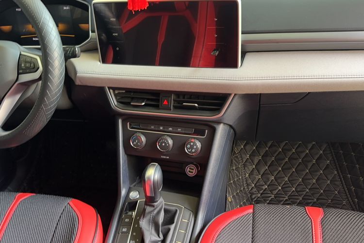 Used Volkswagen Tharu 2023 300TSI Two-Wheel-Drive Crescent Edition Audio And AC Panel