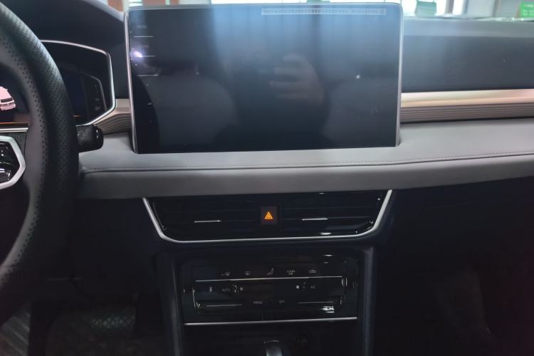 Used Volkswagen Tharu 2023 300TSI Two-Wheel-Drive Full Moon Edition Audio And AC Panel