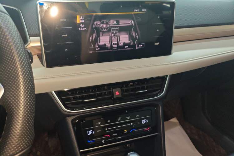 Used Volkswagen Tharu 2023 300TSI Two-Wheel-Drive Moonlight Edition Audio And AC Panel
