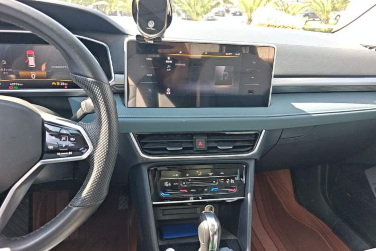 Used Volkswagen Tharu 2023 300TSI Two-Wheel-Drive Moonlight Edition Audio And AC Panel