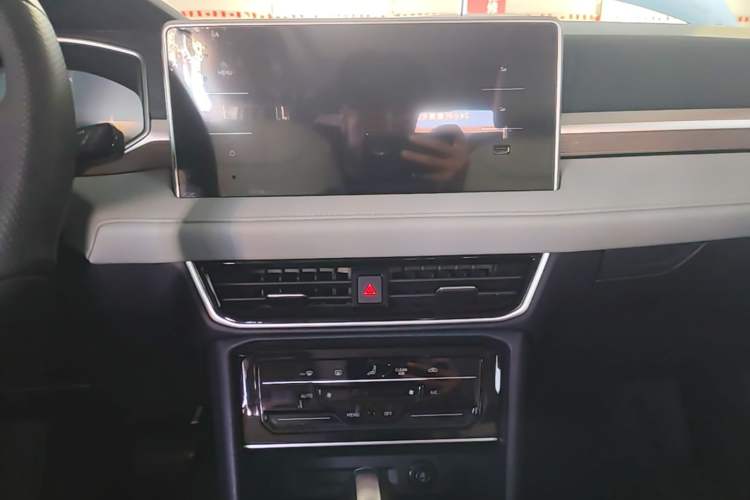 Used Volkswagen Tharu 2023 300TSI Two-Wheel-Drive Moonlight Edition Audio And AC Panel
