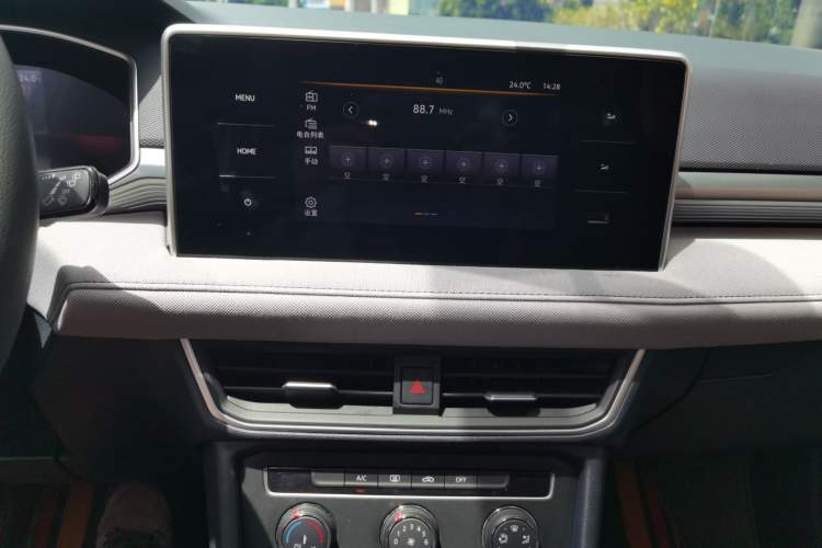 Used Volkswagen Tharu 2023 300TSI Two-Wheel-Drive Crescent Edition Audio And AC Panel