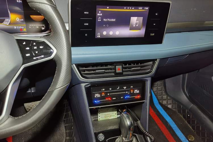 Used Volkswagen Tharu 2023 300TSI Two-Wheel-Drive Moonlight Edition Audio And AC Panel