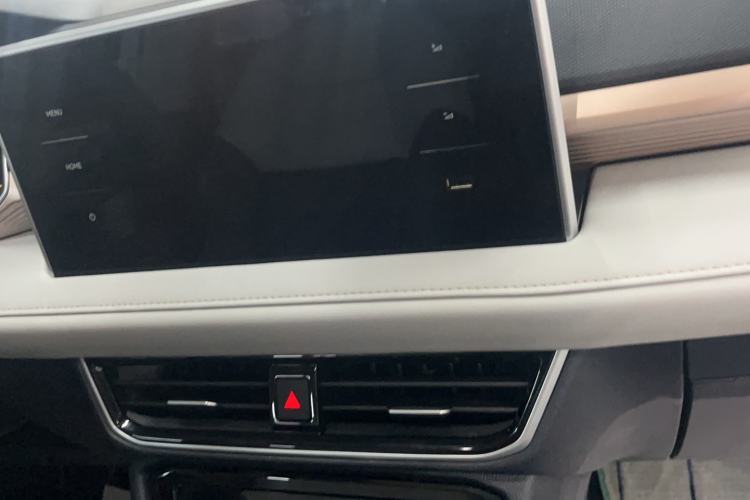 Used Volkswagen Tharu 2023 300TSI Two-Wheel-Drive Moonlight Edition Audio And AC Panel