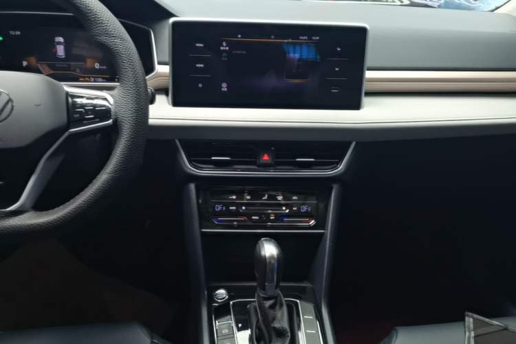 Used Volkswagen Tharu 2023 300TSI Two-Wheel-Drive Moonlight Edition Audio And AC Panel