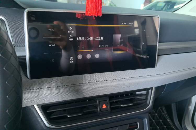 Used Volkswagen Tharu 2023 300TSI Two-Wheel-Drive Crescent Edition Audio And AC Panel