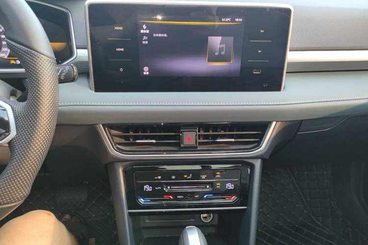 Used Volkswagen Tharu 2023 300TSI Two-Wheel-Drive Moonlight Edition Audio And AC Panel