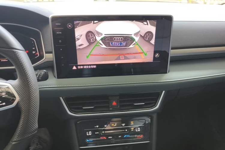Used Volkswagen Tharu 2023 300TSI Two-Wheel-Drive Full Moon Edition Audio And AC Panel