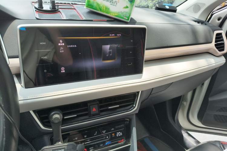 Used Volkswagen Tharu 2023 300TSI Two-Wheel-Drive Moonlight Edition Audio And AC Panel